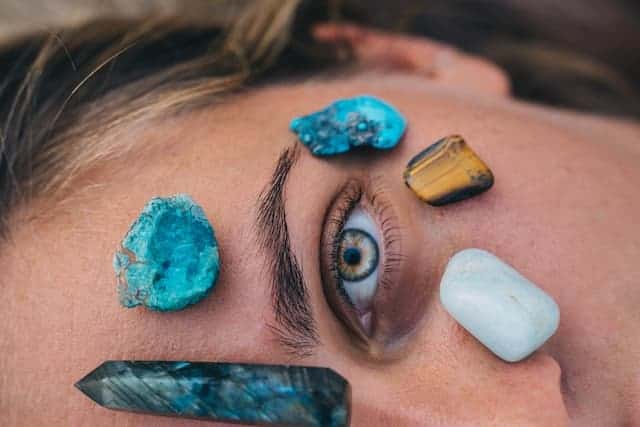 cats-eye-stone-the-mysterious-gemstone-explained